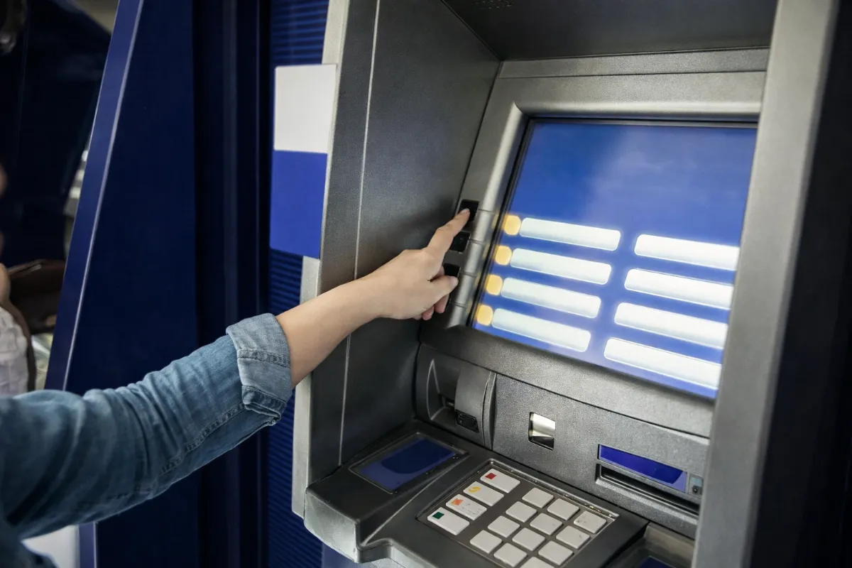 Pessoa sacando benefício conforme calendário PIS