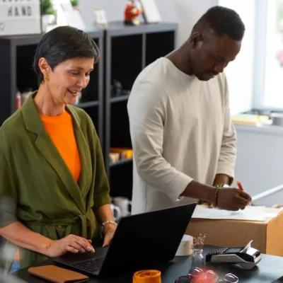 ERP para shopping com equipe gerenciando operações comerciais e pedidos