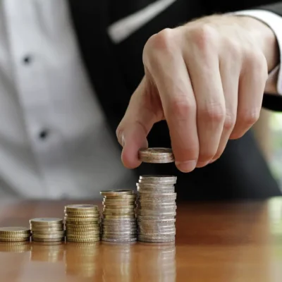 Pilha de moedas simbolizando reajuste do salário mínimo