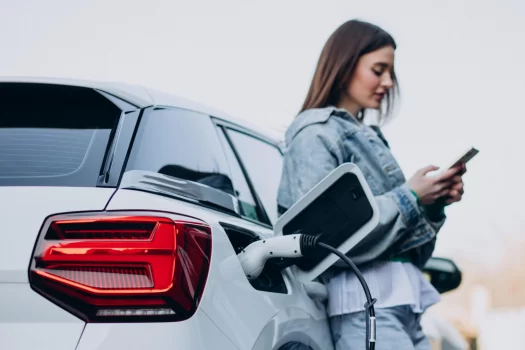 Carro elétrico em condomínio: o que diz a lei e como funciona a instalação de carregadores