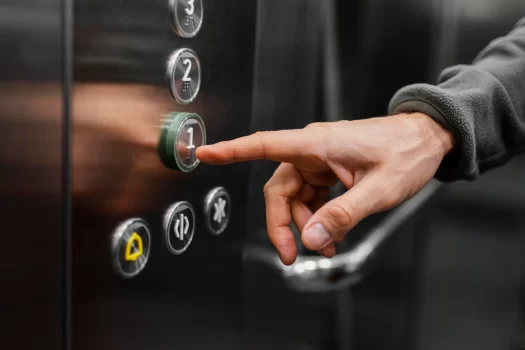 Quem é o responsável pela manutenção de elevadores no condomínio?