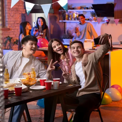 Um grupo de amigos celebrando uma festa em um salão de festa em condomínio.