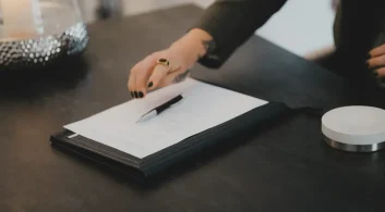 Pessoa assinando contrato de administradora de condomínio
