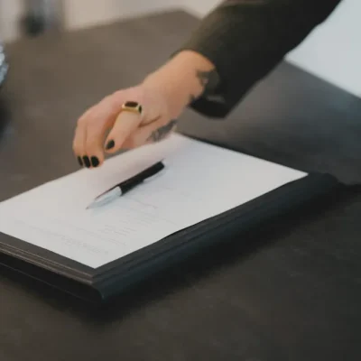 Pessoa assinando contrato de administradora de condomínio