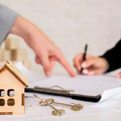 Contrato imobiliário, chaves e miniatura de casa, lei do inquilinato atualizada