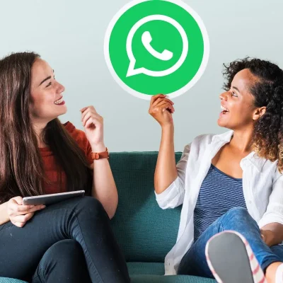 Duas mulheres conversando sofá símbolo WhatsApp, regras para grupo de WhatsApp