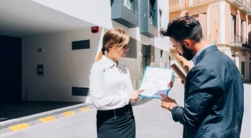 Profissional de software house analisando dashboard de indicadores em um tablet no escritório