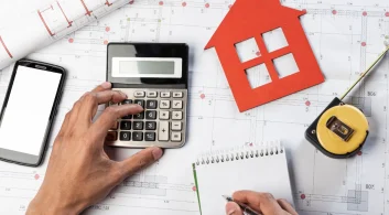 Mulher (síndica ou administradora) em uma reunião de condomínio apresentando um gráfico financeiro em um tablet para um grupo de moradores, que observam atentamente. A imagem ilustra o desafio de apresentar prestação de contas do condomínio com clareza e transparência. A cena destaca a importância de transformar dados em informações visuais (gráficos) e o uso de tecnologia (tablet/software) para comunicar de forma organizada e profissional a movimentação financeira.