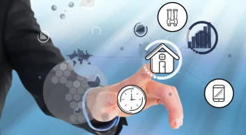 Close-up de uma mão tocando uma tela interativa, onde ícones de gestão (casa, relógio, celular) estão conectados por um diagrama de rede, representando as ferramentas para gestão condominial que automatizam e integram processos como comunicação, finanças e controle de tempo.