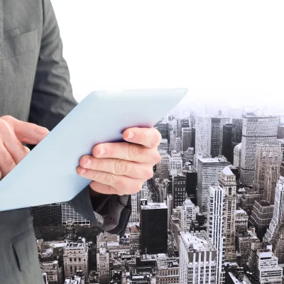 Close-up de um moderno edifício residencial branco com várias varandas, simbolizando um condomínio e a complexidade de unidades que influenciam no cálculo de quanto cobrar para administrar condomínio.