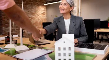 A cena representa a responsabilidade solidária da administradora de condomínio, que ocorre quando a administradora responde junto ao síndico por falhas de gestão, omissão ou descumprimento contratual.