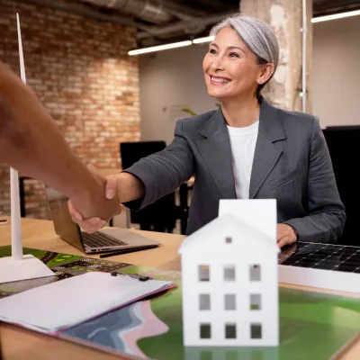 A cena representa a responsabilidade solidária da administradora de condomínio, que ocorre quando a administradora responde junto ao síndico por falhas de gestão, omissão ou descumprimento contratual.