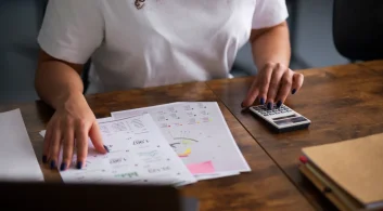 Pessoa analisando dados para relatório de prestação de contas