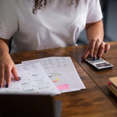 Pessoa analisando dados para relatório de prestação de contas