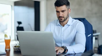 Administrador analisando dashboard de contas a pagar no notebook