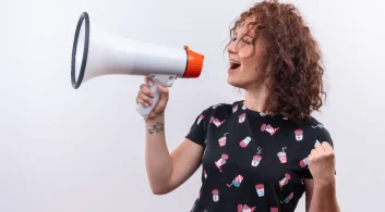 Mulher segurando um megafone, representando a divulgação de comunicado aos condôminos de forma clara e centralizada.