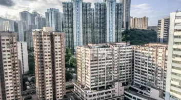 Conjunto de prédios residenciais altos e densamente construídos em área urbana, representando a realidade de grandes condomínios geridos pela Joy condomínios.