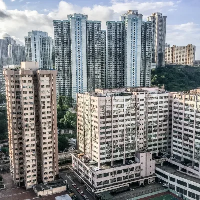Conjunto de prédios residenciais altos e densamente construídos em área urbana, representando a realidade de grandes condomínios geridos pela Joy condomínios.