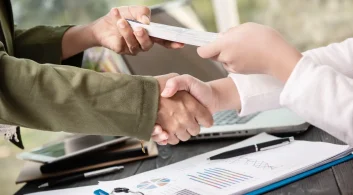 Síndico negociando acordo com condômino inadimplente