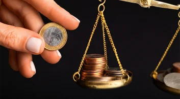 Cobrança judicial com moeda e balança da justiça
