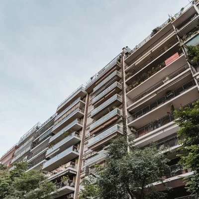 Condomínio horizontal e vertical representado por prédio urbano