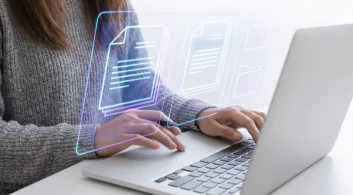 Pessoa com notebook vendo a diferença entre convenção e regimento interno