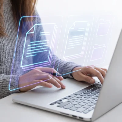 Pessoa com notebook vendo a diferença entre convenção e regimento interno