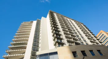 Fachada de prédio residencial ilustrando a gestão da Eficaz Condomínios