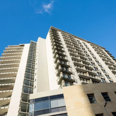 Fachada de prédio residencial ilustrando a gestão da Eficaz Condomínios