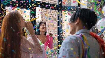 Pessoas comemorando carnaval no condomínio com confetes