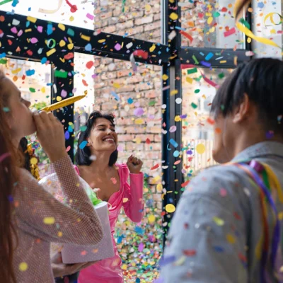 Pessoas comemorando carnaval no condomínio com confetes