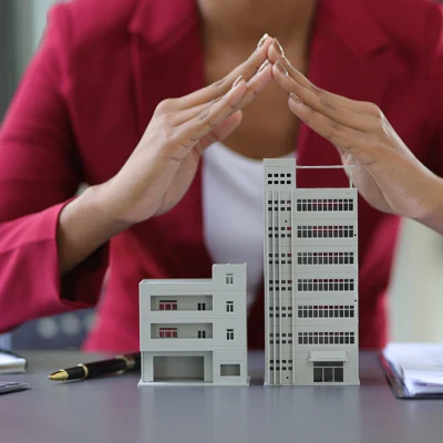 Gestão de apólices ilustrada por proteção a edifícios