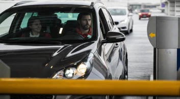 Carro no controle de acesso de veículos para condomínios