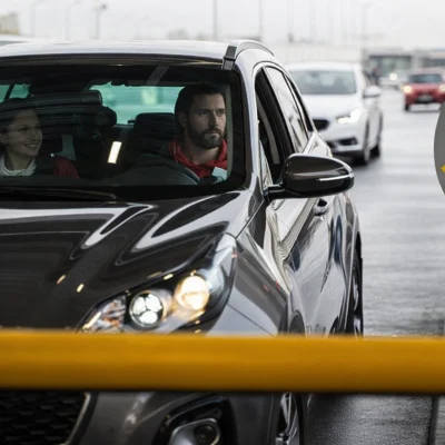 Carro no controle de acesso de veículos para condomínios