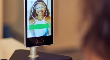 Rosto na tela de portaria com reconhecimento facial