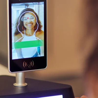 Rosto na tela de portaria com reconhecimento facial