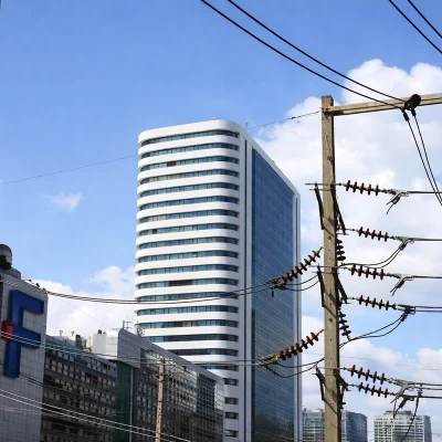 Reforma do setor elétrico em área urbana com rede e prédios