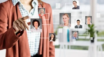 Mulher selecionando perfis e analisando antecedentes criminais na admissão