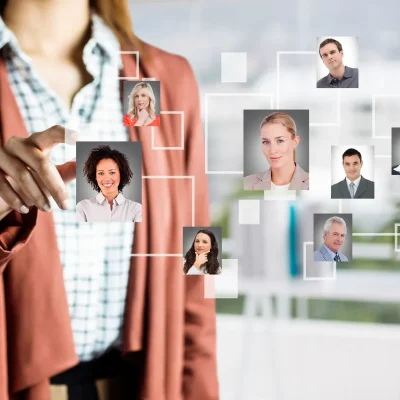 Mulher selecionando perfis e analisando antecedentes criminais na admissão