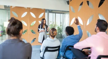 Presidente da associação de moradores em reunião