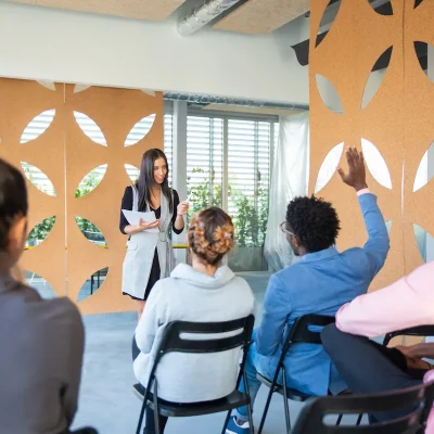 Presidente da associação de moradores em reunião