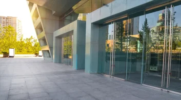 Fachada de vidro ilustrando o contexto de negócios da São Carlos Empreendimentos