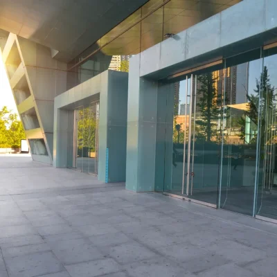 Fachada de vidro ilustrando o contexto de negócios da São Carlos Empreendimentos