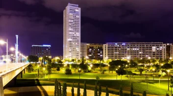 Tarifa de energia em área urbana iluminada à noite