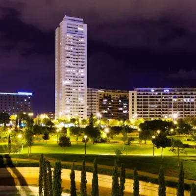 Tarifa de energia em área urbana iluminada à noite