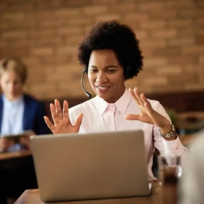 Contratação online em videochamada corporativa