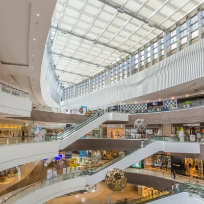 Retrofit em shopping com estrutura moderna interna