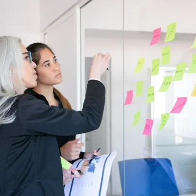 Gestão de metas em planejamento visual com post-its