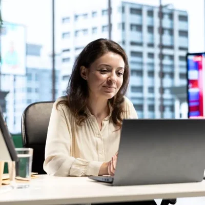 IA para RH em ambiente corporativo com profissional utilizando plataforma digital no notebook