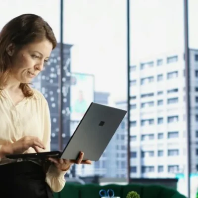 Profissional utilizando notebook para entender os impactos do CNPJ alfanumérico para administradoras de condomínios